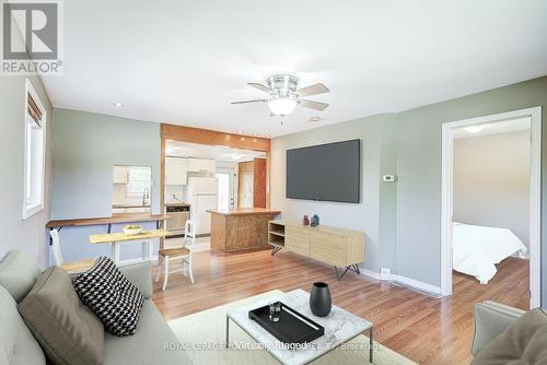 39 Drury Street, Bradford West Gwillimbury, ON - Indoor Photo Showing Living Room