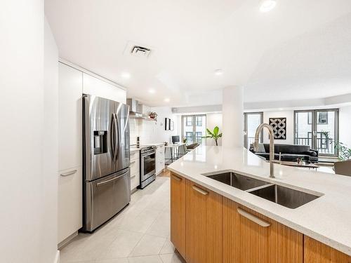 Cuisine - 206-405 Rue Notre-Dame E., Montréal (Ville-Marie), QC - Indoor Photo Showing Kitchen With Double Sink