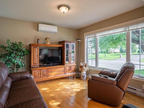 Living room - 84 Rue Principale, Lambton, QC - Indoor Photo Showing Living Room