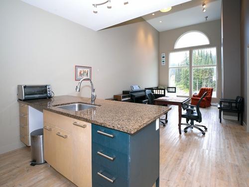 303-30 Monashee Road, Vernon, BC - Indoor Photo Showing Kitchen