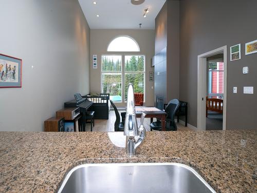 303-30 Monashee Road, Vernon, BC - Indoor Photo Showing Kitchen