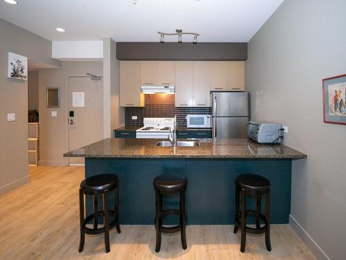 303-30 Monashee Road, Vernon, BC - Indoor Photo Showing Bedroom