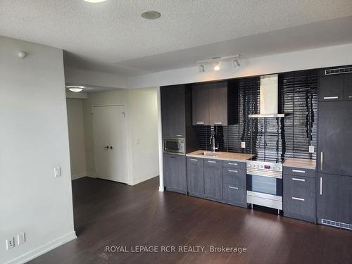 S1107-120 Bayview Ave, Toronto, ON - Indoor Photo Showing Kitchen