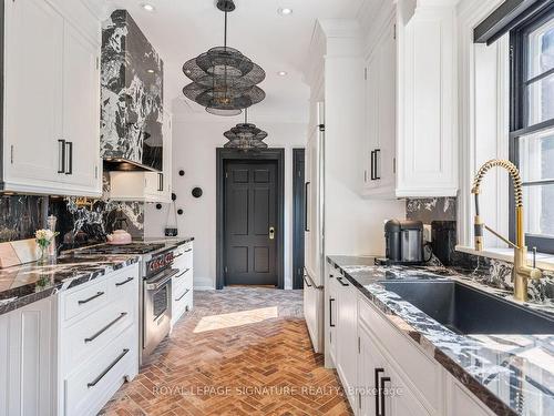 171 Old Forest Hill Rd, Toronto, ON - Indoor Photo Showing Kitchen With Upgraded Kitchen