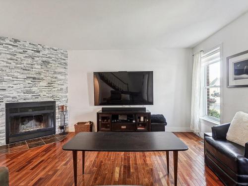 Living room - 589 Rue Des Chrysanthèmes, Saint-Eustache, QC - Indoor Photo Showing Living Room With Fireplace