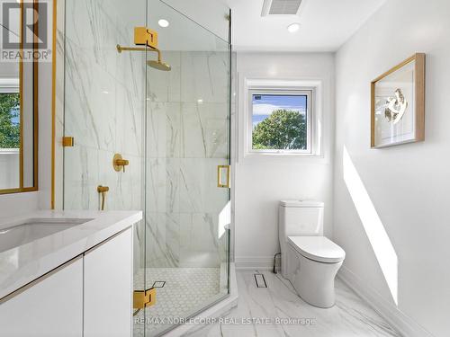 734 Royal York Road, Toronto (Stonegate-Queensway), ON - Indoor Photo Showing Bathroom