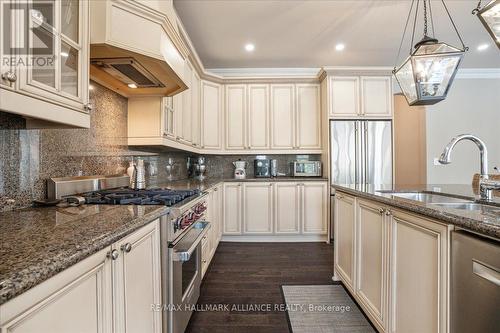 751 Merlot Court, Mississauga, ON - Indoor Photo Showing Kitchen With Double Sink With Upgraded Kitchen