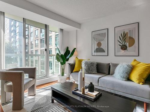 411-109 Front St E, Toronto, ON - Indoor Photo Showing Living Room