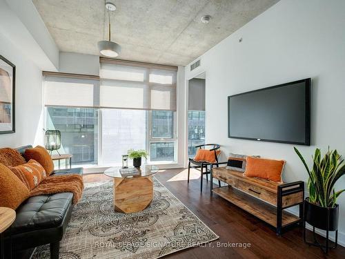 208`-1190 Dundas St E, Toronto, ON - Indoor Photo Showing Living Room