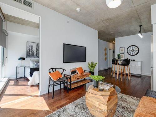 208`-1190 Dundas St E, Toronto, ON - Indoor Photo Showing Living Room