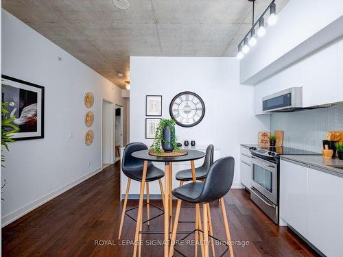 208`-1190 Dundas St E, Toronto, ON - Indoor