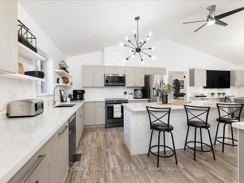 395 Sandford Rd, Uxbridge, ON - Indoor Photo Showing Kitchen With Upgraded Kitchen