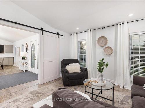 395 Sandford Rd, Uxbridge, ON - Indoor Photo Showing Living Room