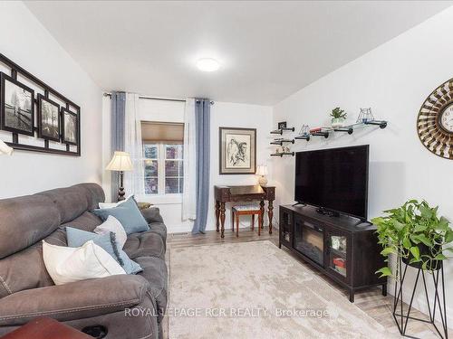 395 Sandford Rd, Uxbridge, ON - Indoor Photo Showing Living Room