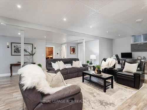 395 Sandford Rd, Uxbridge, ON - Indoor Photo Showing Living Room