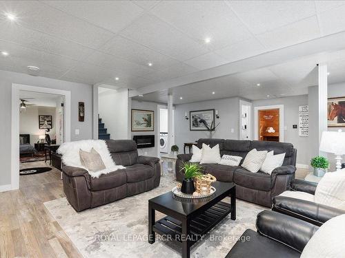 395 Sandford Rd, Uxbridge, ON - Indoor Photo Showing Living Room