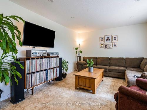 18637 Hurontario St, Caledon, ON - Indoor Photo Showing Living Room