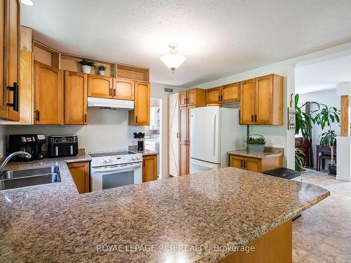 18637 Hurontario St, Caledon, ON - Indoor Photo Showing Kitchen With Double Sink