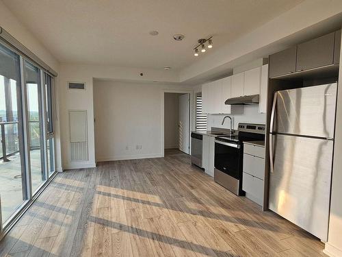 A309-3210 Dakota Common, Burlington, ON - Indoor Photo Showing Kitchen With Stainless Steel Kitchen