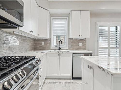 3946 Leonardo St, Burlington, ON - Indoor Photo Showing Kitchen With Upgraded Kitchen