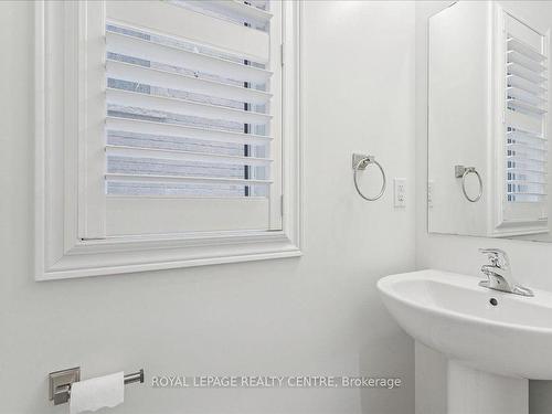 3946 Leonardo St, Burlington, ON - Indoor Photo Showing Bathroom