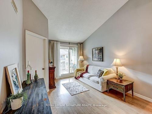 155-85 Bristol Rd E, Mississauga, ON - Indoor Photo Showing Living Room