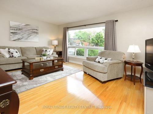 3540 Queenston Dr, Mississauga, ON - Indoor Photo Showing Living Room