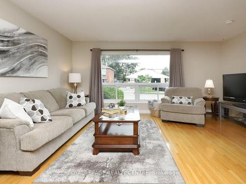 3540 Queenston Dr, Mississauga, ON - Indoor Photo Showing Living Room