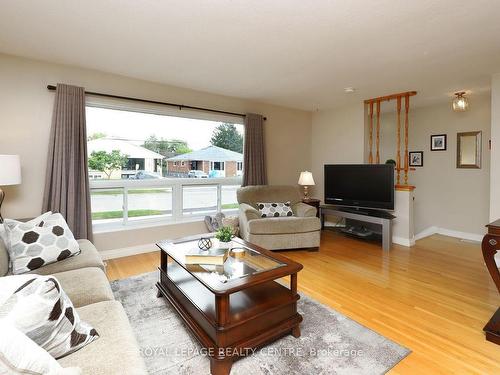 3540 Queenston Dr, Mississauga, ON - Indoor Photo Showing Living Room