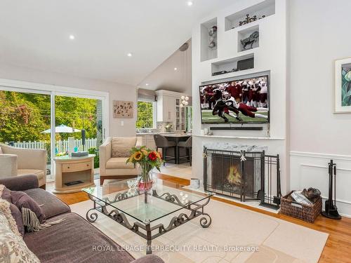 1319 Tyandaga Park Dr, Burlington, ON - Indoor Photo Showing Living Room With Fireplace