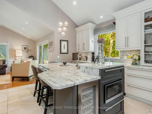 1319 Tyandaga Park Dr, Burlington, ON - Indoor Photo Showing Kitchen With Upgraded Kitchen