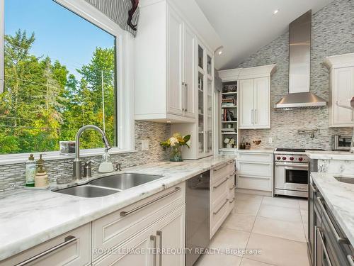 1319 Tyandaga Park Dr, Burlington, ON - Indoor Photo Showing Kitchen With Double Sink With Upgraded Kitchen