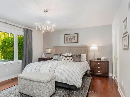 1319 Tyandaga Park Dr, Burlington, ON - Indoor Photo Showing Bedroom