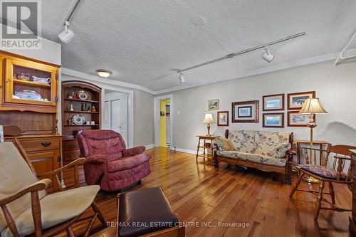 5024 Stamford Street, Niagara Falls, ON - Indoor Photo Showing Living Room