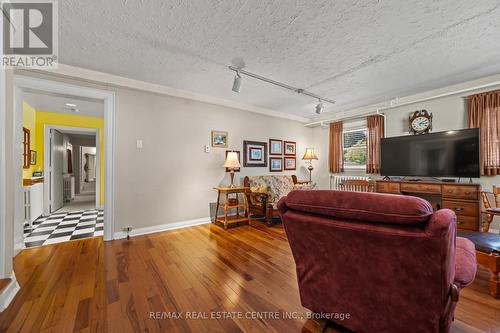 5024 Stamford Street, Niagara Falls, ON - Indoor