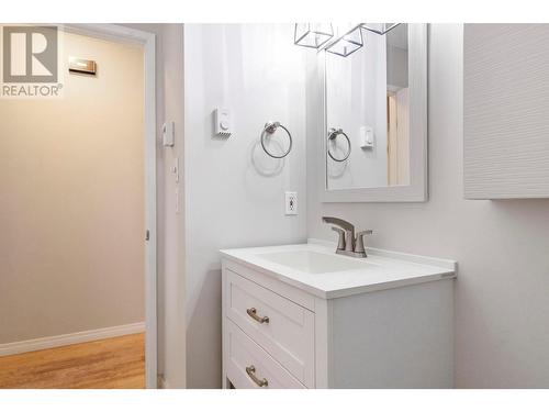 767 Jones Street, Kelowna, BC - Indoor Photo Showing Bathroom