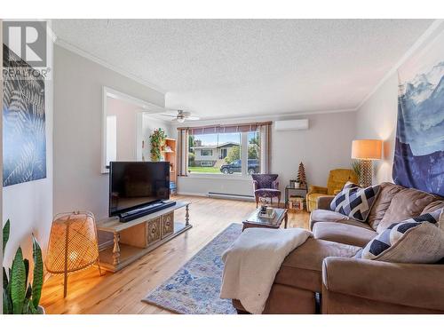 767 Jones Street, Kelowna, BC - Indoor Photo Showing Living Room