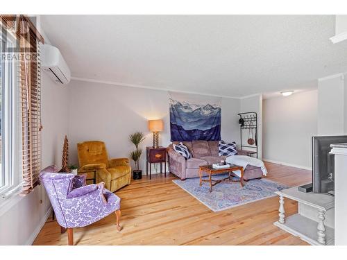 767 Jones Street, Kelowna, BC - Indoor Photo Showing Living Room