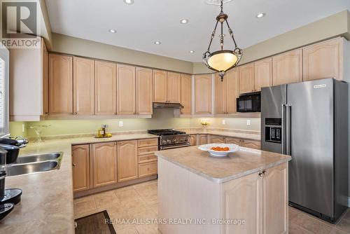 125 Second Avenue, Uxbridge, ON - Indoor Photo Showing Kitchen With Stainless Steel Kitchen With Double Sink