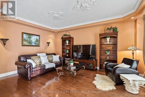 125 Second Avenue, Uxbridge, ON - Indoor Photo Showing Living Room