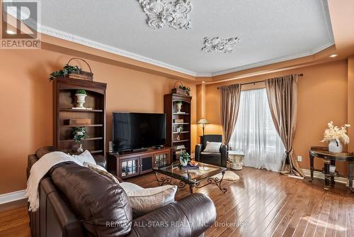 125 Second Avenue, Uxbridge, ON - Indoor Photo Showing Living Room