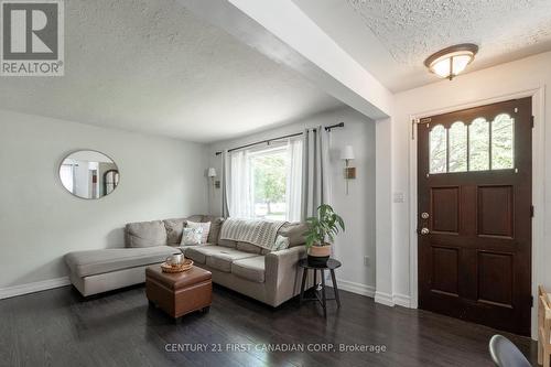 157 Locust Street, St. Thomas, ON - Indoor Photo Showing Living Room