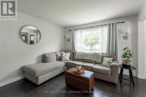 157 Locust Street, St. Thomas, ON - Indoor Photo Showing Living Room