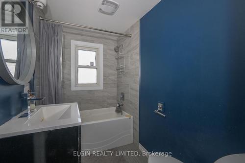 27 Fairview Avenue, St. Thomas, ON - Indoor Photo Showing Bathroom