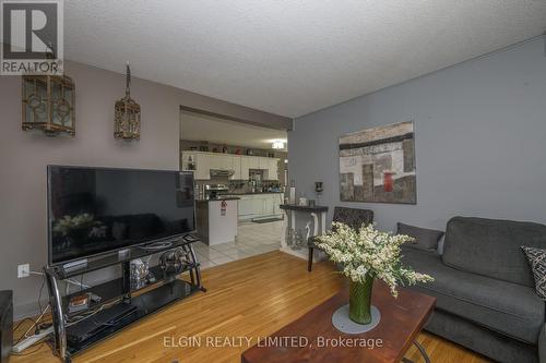 27 Fairview Avenue, St. Thomas, ON - Indoor Photo Showing Living Room