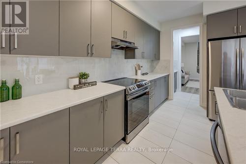 18 Elliot Avenue E, Centre Wellington (Fergus), ON - Indoor Photo Showing Kitchen With Upgraded Kitchen