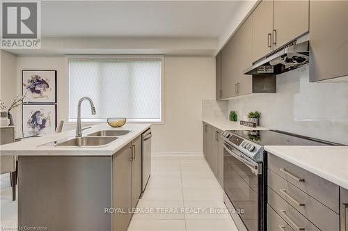 18 Elliot Avenue E, Centre Wellington (Fergus), ON - Indoor Photo Showing Kitchen With Double Sink With Upgraded Kitchen