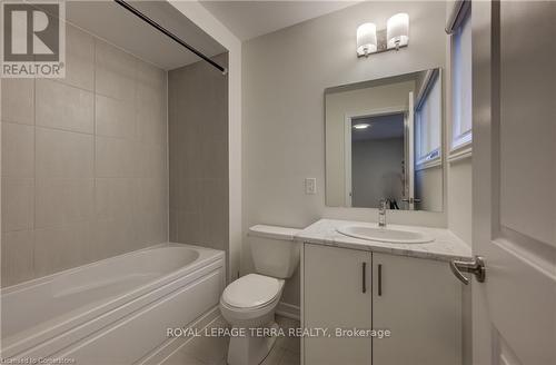 18 Elliot Avenue E, Centre Wellington (Fergus), ON - Indoor Photo Showing Bathroom