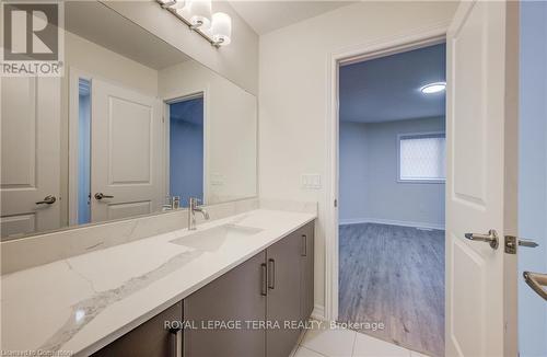 18 Elliot Avenue E, Centre Wellington (Fergus), ON - Indoor Photo Showing Bathroom