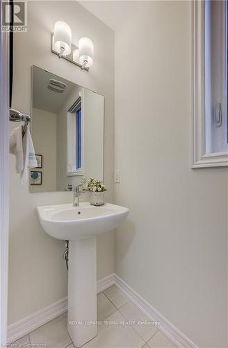 18 Elliot Avenue E, Centre Wellington (Fergus), ON - Indoor Photo Showing Bathroom